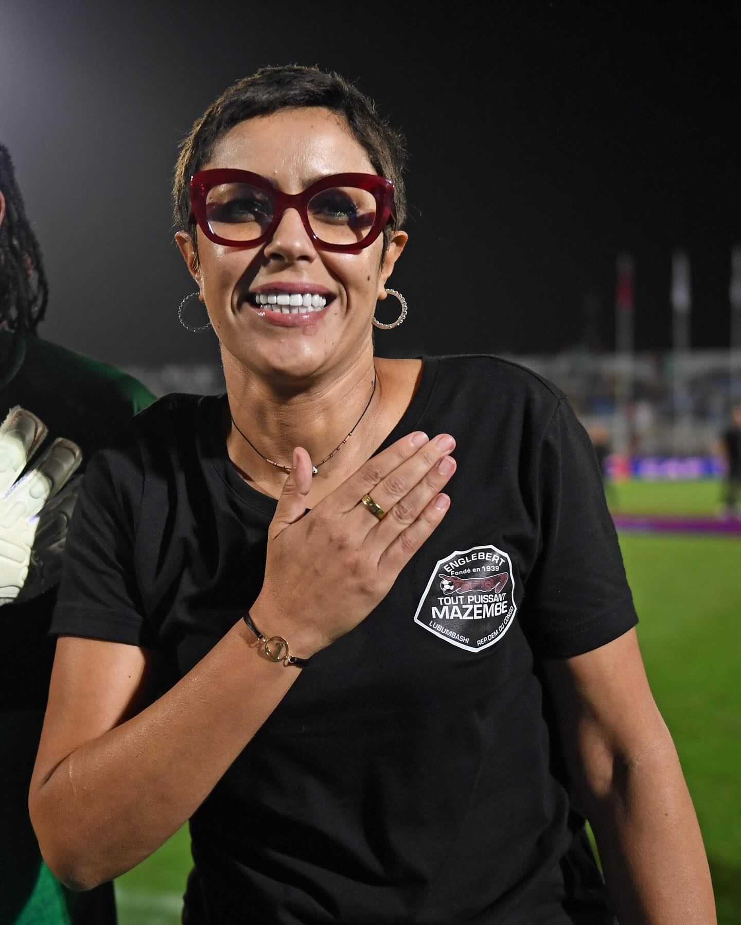 Portrait de Lamia Boumehdi, main sur le cœur